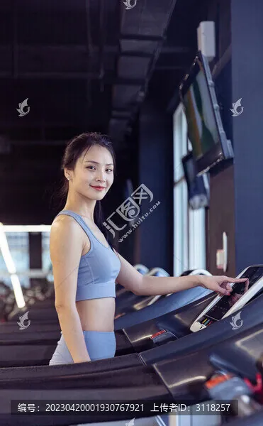 女生健身房跑步机运动竖屏